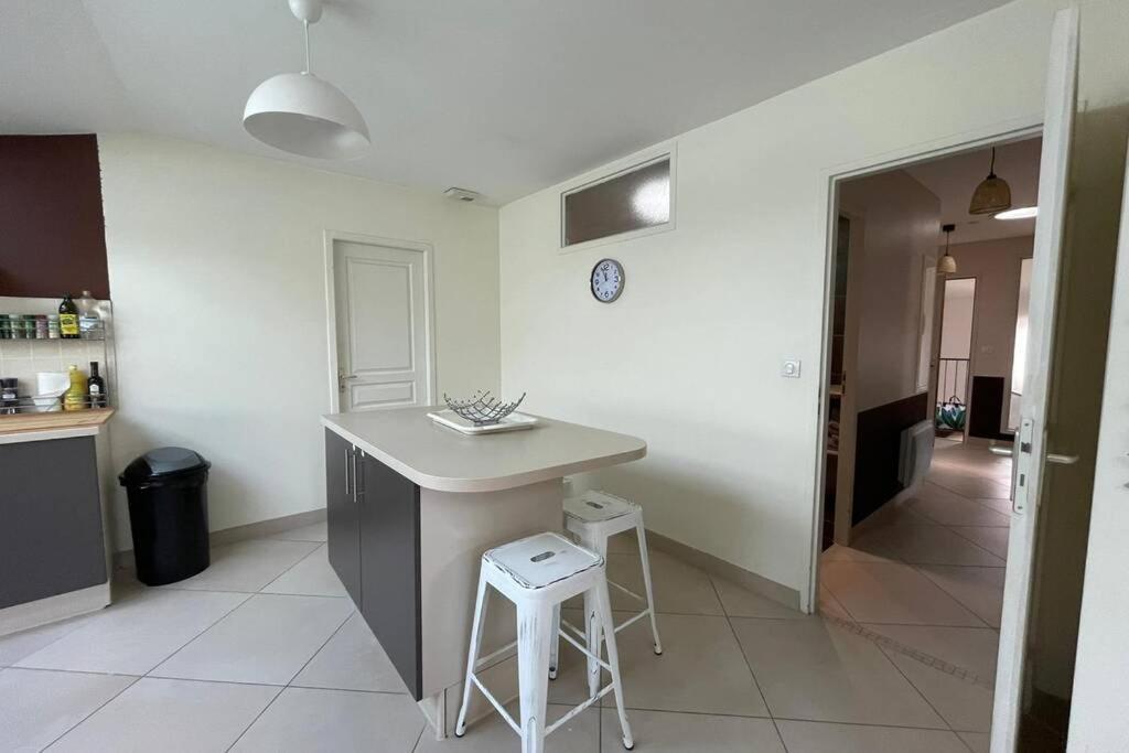 Superbe Appartement Avec 2 Chambres - 9 Personnes - Parking Prive Tournon-sur-Rhone Luaran gambar