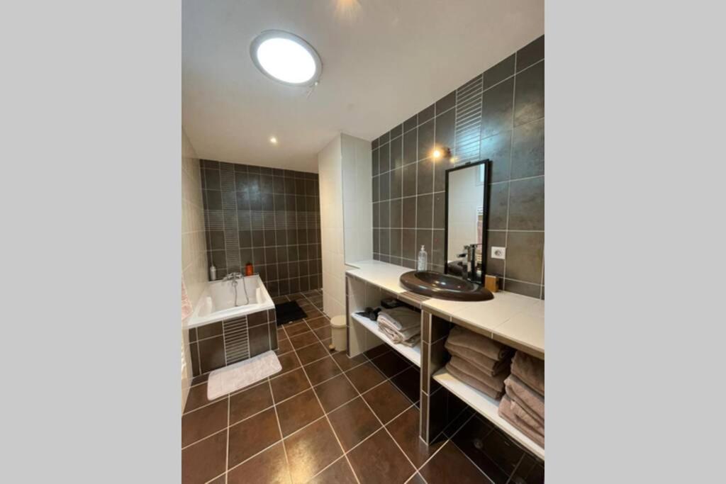 Superbe Appartement Avec 2 Chambres - 9 Personnes - Parking Prive Tournon-sur-Rhone Luaran gambar